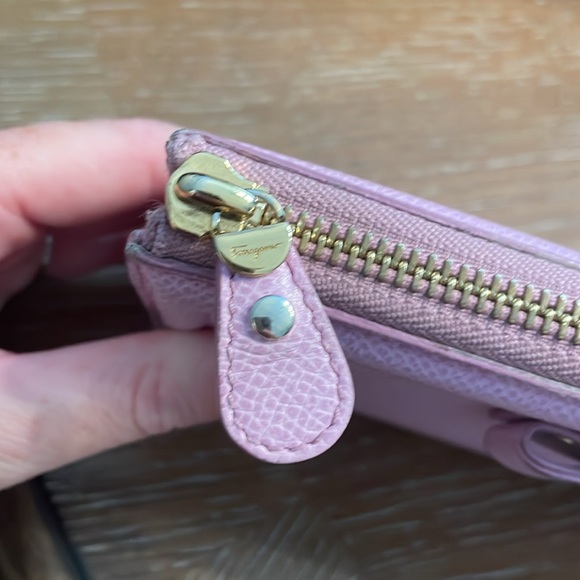 FERRAGAMO pink zip wallet with bow and original box - Used - Authentic - Picture 8 of 13